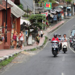 La sezione meridionale di Monkey Forest Road Walking along Monkey Forest Road in Ubud in Bali