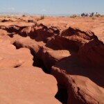 L’Antelope Canyon è un business incredibile Tourists walking to the entrance of Lower Antelope Canyon Page Arizona