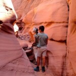 E’ ora il momento di lasciare il canyon Under the Bridge of US 89 walking East to find the Exit of Waterholes Canyon near Page in Arizona