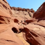 La cosa si fa divertente Fun Walking in Waterholes Canyon near Page in Arizona