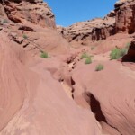 Sulle rocce The Path directly on the Rocks inside Waterholes Canyon near Page in Arizona