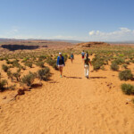 Questa è la passeggiata più facile e popolare di Page... Tourists on Horseshoe Bend Trail near Page in Arizona