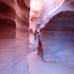 Si continua l’esplorazione Walking Lower Antelope Canyon near Page in Arizona
