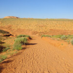 La breve pista sabbiosa che dà accesso al Lower Antelope Canyon Walking to Lower Antelope Canyon near Page in Arizona