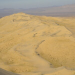 Le dune si alzano 200 metri sopra il fondo del deserto Devils Playground from the top of Kelso Dunes in the Mojave National Preserve in California