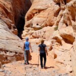 Le pareti si alzano… Entrance of the slot canyon on White Domes Loop in Valley of Fire State Park in Nevada