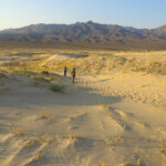 I colori delicati del primo mattino From the first dunes looking back to the trailhead on the Kelso Dunes Trail in the Mojave National Preserve in California