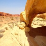 Puoi passarci dentro... Inside Natural Arch on White Domes Trail in Valley of Fire State Park in Nevada