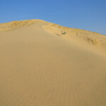 In direzione della cresta nord-orientale Looking to the North Eastern Ridge of Kelso Dunes in the Mojave National Preserve in California