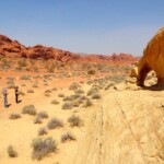 Appare anche un arco naturale Natural Arch on White Domes Loop Trail in Valley of Fire State Park in Nevada