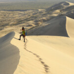 Risalendo la cresta On the Ridge of Kelso Dunes in the Mojave National Preserve in California