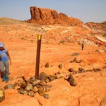In marcia verso la Fire Wave Walking to the Fire Wave in Valley of Fire State Park in Nevada