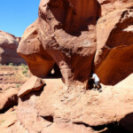 Qualche passaggio un po’ acrobatico Rocky Section Gives Access to the Hidden Anasazi Ruin West of Monument Valley