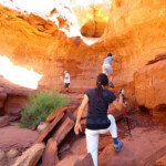 Ora occorre prestare più attenzione A walk to a scenic arch and a virtually unknown and unspoiled Anasazi cliff dwelling on top of Rock Door Mesa