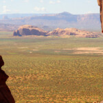 Anche il panorama è meraviglioso Looking to the Monument Valley from an Ancient Anasazi Cliff Dwellings on Rock Door Mesa
