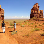 La passeggiata prosegue facile e sempre interessante Tear Drop Arch and Hidden Ruin Hike West of Monument Valley