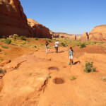 A passeggio sulla Rock Door Mesa Teardrop Arch Trail to Hidden Ruin near Monument Valley