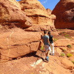 In cerca delle antiche rovine Trail to Hidden Anasazi Ruin on Rock Door Mesa near Monument Valley