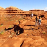 In marcia! Walking to Tear Drop Arch on Rock Door Mesa near Monument Valley