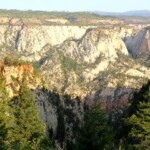 Il Mystery Canyon appare all’improvviso Near Mystery Canyon walking on East Mesa Trail in Zion National Park in Utah