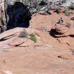 Tra tutti i sentieri facili di Zion il Canyon Overlook Trail è senza dubbio il più panoramico e redditizio On the rocks at Canyon Overlook in Zion National Park in Utah