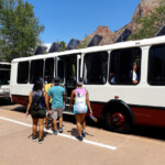 Lo shuttle bus per Springdale Zion Canyon free shuttle bus at the Visitors Center of Zion National Park in Utah