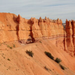 Un tunnel nella roccia... Going down into the Amphitheater from Bryce Point in Bryce Canyon National Park in Utah