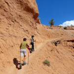 Ora il sentiero sale deciso Going up the hill on Angels Palace Trail in Kodachrome Basin State Park in Utah USA
