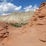 Circa a metà del cammino On the hill walking Angels Palace Trail in Kodachrome Basin State Park in Utah USA