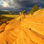 Rocce arancioni e nuvole nere... On top of the hill on Shakespeare Arch and Sentinel Trail in Kodachrome Basin Park in Utah