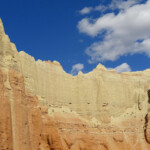 Una parete verticale Vertical cliff in Kodachrome Basin State Park from Angels Palace Trail in Utah USA