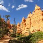 In marcia verso Queen Vittoria Walking on the connecting trail between Navajo Loop and Queens Garden in Bryce Canyon National Park in Utah