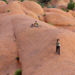 E’ il momento di proseguire Walking on the top of the sandstone of Slickrock Cutoff in Kodachrome Basin State Park in Utah USA