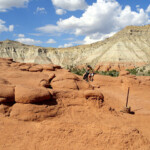 Circa a metà dell’Angel’s Palace Trail Walking the central section of Angels Palace Trail in Kodachrome Basin State Park in Utah USA