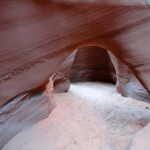 Si presenta un magnifico arco Arch inside the upper section of Spooky Slot Canyon in the Dry Fork of Coyote Gulch in Grand Staircase Escalante National Monument in Utah USA