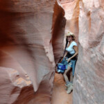 Nella parte bassa di Spooky incontriamo una ragazza Girl hiking Spooky Slot Canyon in the Dry Fork of Coyote Gulch in Grand Staircase Escalante National Monument