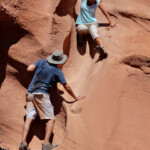 Qualcuno scende da Peek-A-Boo Hikers descending Peek-A-Boo lower exit in the Dry Fork of Coyote Gulch in Grand Staircase Escalante National Monument in Utah