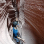 Strisciamo di lato tra le rocce Thinnest and darkest section of Spooky Slot Canyon in the Dry Fork of Coyote Gulch in Grand Staircase Escalante National Monument