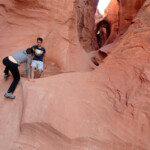 Il mio dodicenne è salito con una spinta Entrance of Peekaboo Slot Canyon in the Dry Fork of Coyote Gulch