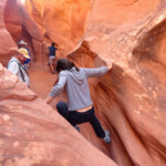 C’è qualcuno Hiking inside Peekaboo in Grand Staircase Escalante NM in Utah USA
