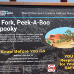 Al trailhead è presente un pannello informativo Informative Board at Dry Fork Trailhead in Grand Staircase Escalante NM in Utah USA