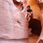 Una comoda roccia Inside Peek-A-Boo Slot Canyon the Dry Fork of Coyote Gulch in Grand Staircase Escalante NM in Utah USA