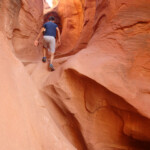La prima pothole è superata On the top of first pothole of Peek-A-Boo Slot Canyon in the Dry Fork of Coyote Gulch in Grand Staircase Escalante NM in Utah USA