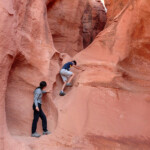 La sezione superiore è la più difficoltosa Peekaboo Slot Canyon entrance in the Dry Fork of Coyote Gulch in Grand Staircase Escalante NM in Utah USA