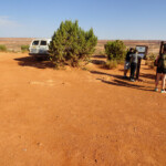 Compiliamo il registro Sign the Dry Fork Trailhead Register in Grand Staircase Escalante NM in Utah USA