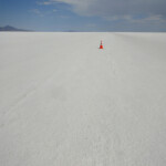 I birilli segnano la corretta via Driving on the salt surface to the heart of Bonneville Salt Flats near Wendover Utah United States of America