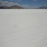 E’ come essere su un altro pianeta View of Graham Peak and Silver Island Mountains from Bonneville Salt Flats near Wendover Utah USA