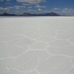 Per visitare Bonneville Salt Flats non si paga alcun biglietto Walking North on Bonneville Salt Flats near Wendover Utah United States of America