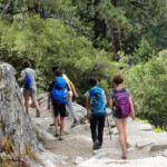 Da Nevada Fall verso valle sul sentiero c’è ben più gente Hikers on John Muir Trail between Nevada Fall and Clark Point Yosemite NP CA USA