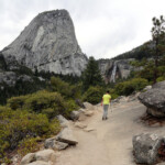 Durante la discesa sul Clark Point Cutoff ci sono vedute interessanti Nevada Fall from Clark Point Cutoff Yosemite NP CA USA